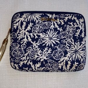 ❤️LIILY PULITZER NAVY/WHITE TECH CLUTCH